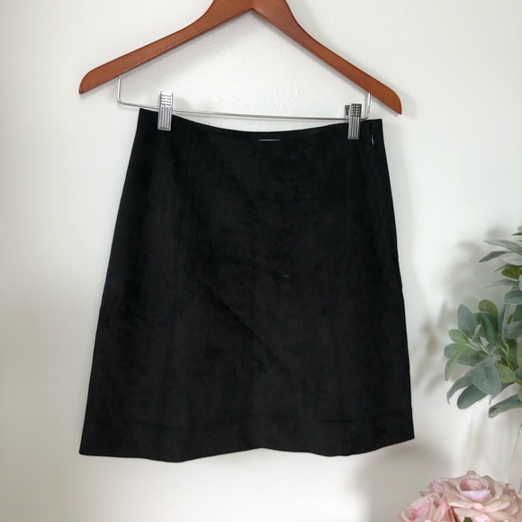 Babaton Dresses & Skirts - Babaton modern mini skirt